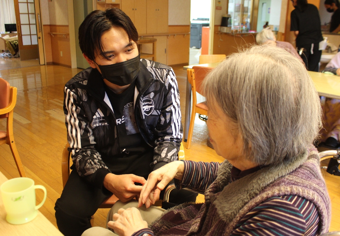 入居者に声がけするスルタンさん