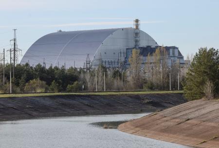 事故のあったウクライナのチョルノービリ（チェルノブイリ）原発４号機を覆うシェルター＝２２日（ロイター＝共同）
