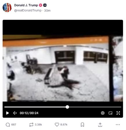 ２５日、トランプ米大統領が交流サイト（ＳＮＳ）に投稿した発砲事件に関連するとみられる動画。男が警備要員らの間を走り抜け、その後警備要員が発砲する様子が映っている