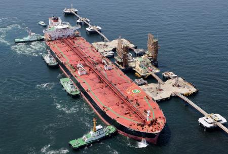 東京湾の受け入れ施設に到着した米国産原油を積んだタンカー＝２６日午前１１時１３分（共同通信社ヘリから）