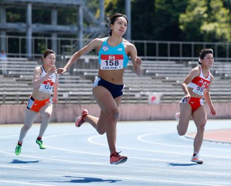 女子２００メートル決勝　２３秒５６（追い風参考）で優勝した高橋亜珠＝レモンガススタジアム平塚