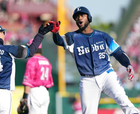 １０回、先制２点打を放ち塁上でコーチとタッチを交わす西武・カナリオ＝楽天モバイルパーク