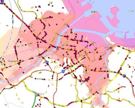 地震発生１時間後の青森県八戸市の道路渋滞状況を示すデータ。各印はスマートフォンアプリの位置情報を表し、色が濃いほど移動速度が遅いことを示す。丸印は特に遅い。着色されたエリアは最大規模の浸水想定区域（出典：アグープ社、ハザードマップポータルサイト、地図は国土地理院）