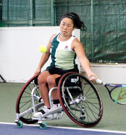 女子シングルスで優勝した上地結衣＝福岡県飯塚市