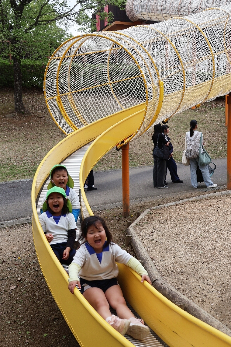 リニューアルした屋外遊具で遊ぶ子どもたち