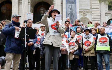 行進前に「原爆を許すまじ」を合唱する被爆者ら＝２６日、米ニューヨーク（共同）