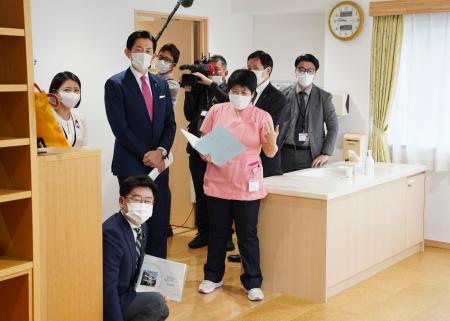 「産後ケア」の事業に取り組む東京都内の施設を視察する自民党の小林政調会長（左後方から２人目）＝２７日午前