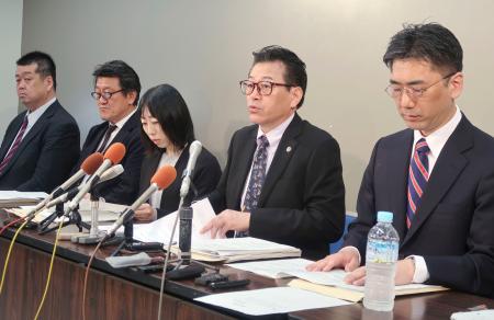 記者会見する第三者委の岩渕浩弁護士（右から２人目）ら＝２７日午前、新潟県庁