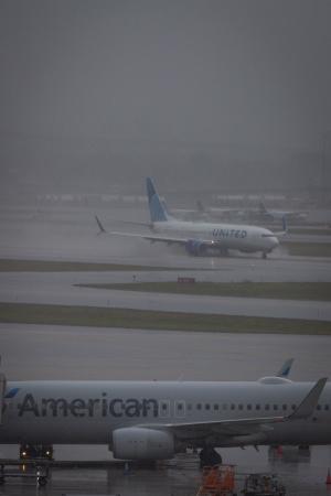 ユナイテッド航空の航空機（奥）とアメリカン航空の航空機＝２３日、米フロリダ州（ロイター＝共同）