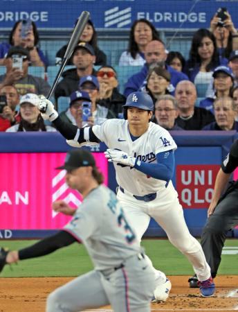マーリンズ戦の１回、右前打を放つドジャース・大谷＝ロサンゼルス（共同）