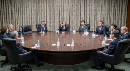 金融政策決定会合に臨む日銀の植田総裁（中央）ら＝２８日午前（代表撮影）