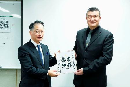 台湾内政部の馬士元政務次長（右）と沖縄県消防防災対策課の照屋雅浩副参事＝２８日、新北市（内政部提供・共同）