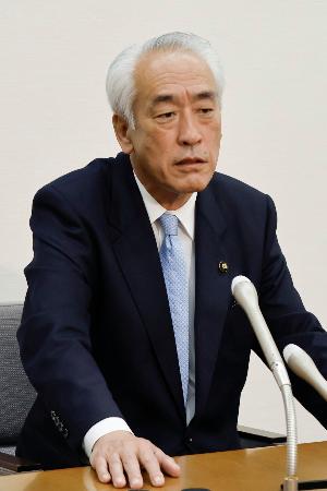 記者会見する茨城県神栖市の木内敏之市長＝２８日午後、神栖市