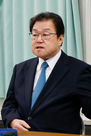 記者会見する茨城県神栖市の前市長石田進氏＝２８日午後、神栖市