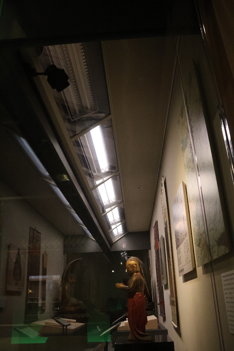 常設展示室の蛍光灯照明。一部は在庫や部品不足で交換できず、スポットライトで代替している