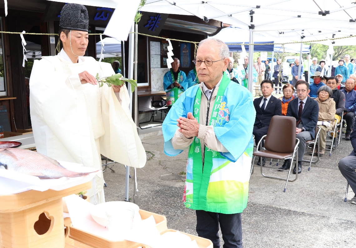 神事で登山客の安全を祈願する関係者