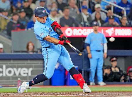 レッドソックス戦の３回、２点適時打を放つブルージェイズ・岡本＝トロント（共同）