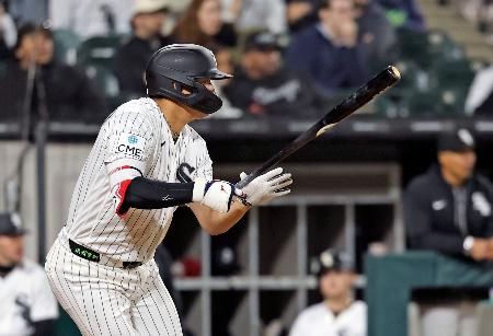 エンゼルス戦の７回、左前打を放つホワイトソックス・村上＝シカゴ（共同）