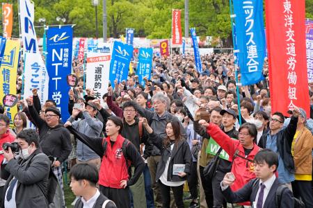 東京都渋谷区の代々木公園で開かれた第９７回メーデー中央大会に参加した人たち＝２９日午前