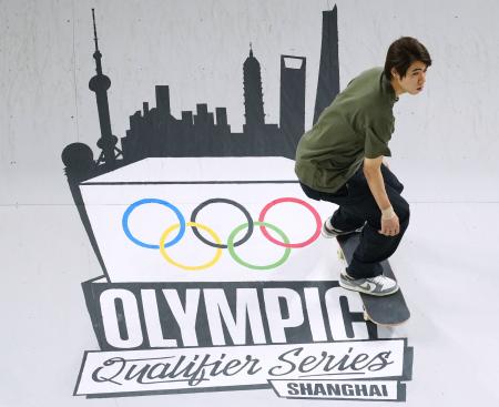 パリ五輪予選シリーズ上海大会のスケートボード男子ストリートで演技する堀米雄斗＝２０２４年５月（共同）