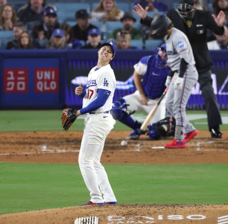 マーリンズ戦の６回、ノービーのスイングはファウルで三振とならず悔しがるドジャース・大谷＝ロサンゼルス（共同）