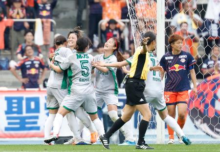 大宮―日テレ東京Ｖ　延長前半、チーム２点目のゴールを決め祝福される日テレ東京Ｖ・北村（左から２人目）＝Ｕ等々力