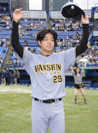 ヒーローインタビューを終え、スタンドの歓声に応える阪神・高橋＝神宮
