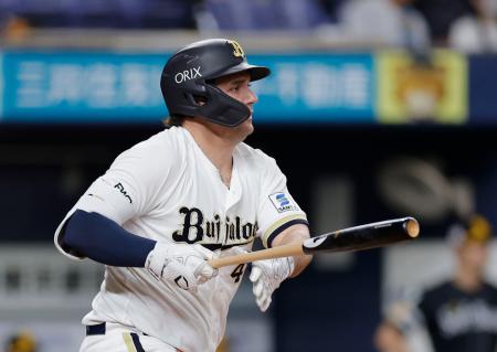 ８回オリックス無死二、三塁、シーモアが中前に決勝の２点打を放つ＝京セラドーム