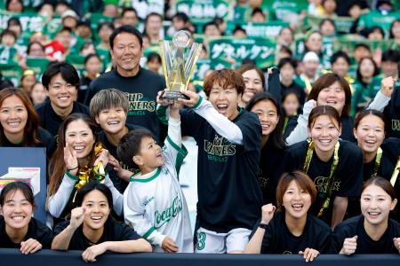 初優勝を果たし笑顔で写真に納まる日テレ東京Ｖ・岩清水（中央）ら＝Ｕ等々力
