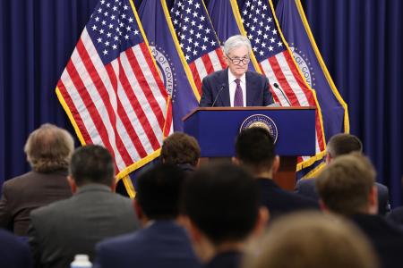 記者会見する米連邦準備制度理事会（ＦＲＢ）のパウエル議長＝２９日、ワシントン（ゲッティ＝共同）