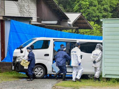 男性の遺体が見つかった広島県三原市の会社敷地内を現場検証する捜査員＝３０日午前９時１６分
