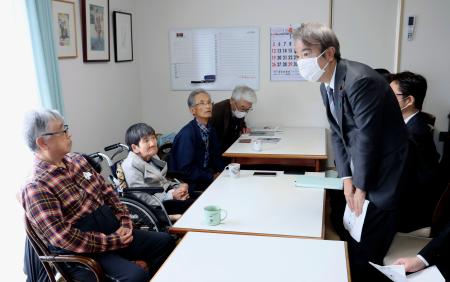 水俣病患者らの支援施設を訪問し、胎児性患者の坂本しのぶさん（左手前から２人目）らとの面会に臨む石原環境相＝３０日午後、熊本県水俣市（代表撮影）