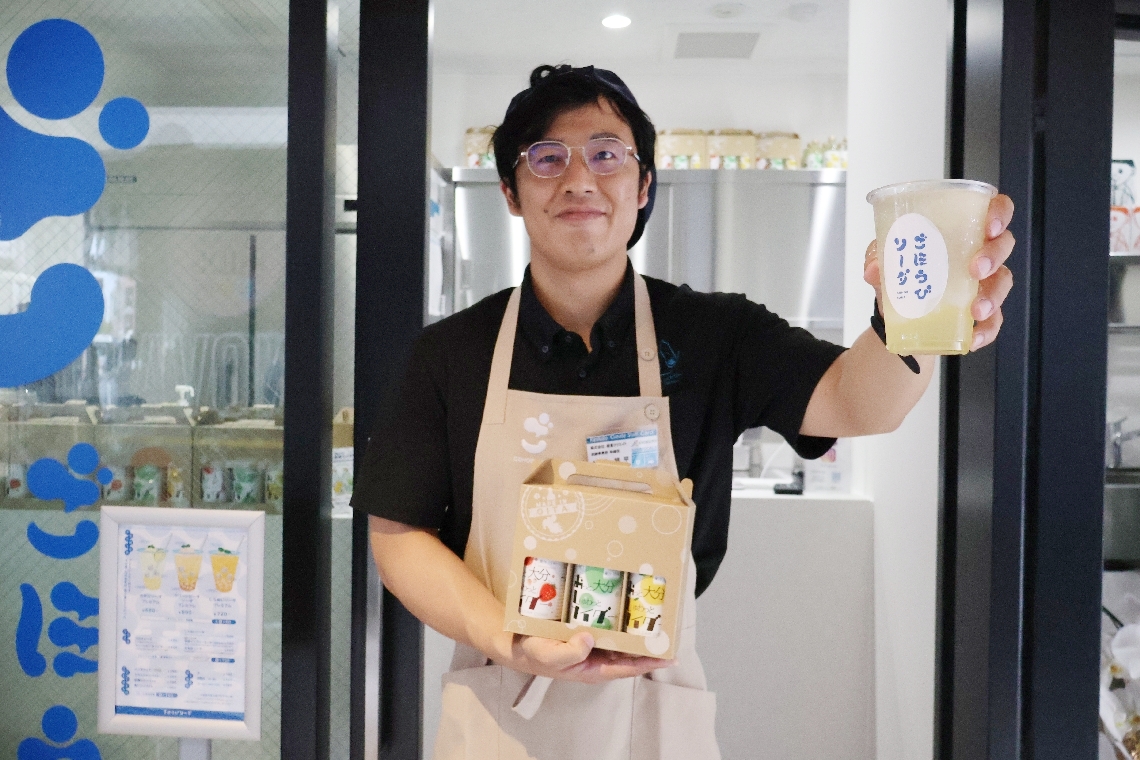 「特別な一杯でリフレッシュしてほしい」と話すごほうびソーダの佐藤オーナー