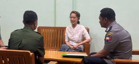 ミャンマー国軍が４月３０日に発表したアウンサンスーチー氏（中央）の近影とみられる写真（共同）