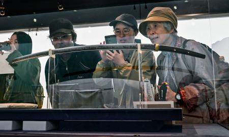 備前長船刀剣博物館のリニューアルを記念し、期間限定でお披露目された国宝「太刀　無銘一文字」＝３月、岡山県瀬戸内市