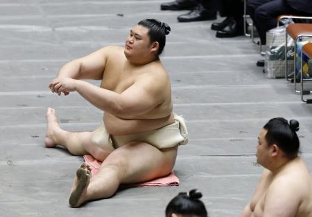 稽古総見で調整する大の里＝両国国技館