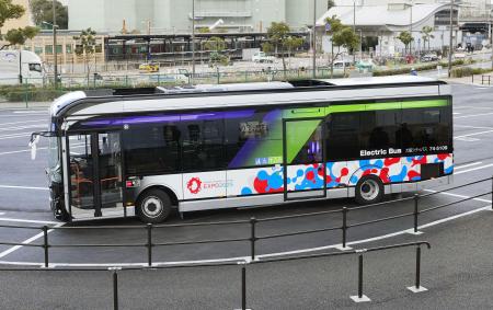 大阪・関西万博で来場者輸送に使用された「ＥＶモーターズ・ジャパン」製の電気自動車バス