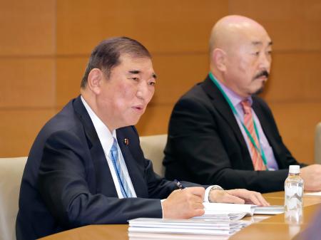 北朝鮮による拉致問題について考える集会に出席した石破前首相。右は坂田洋介さん＝１日午後、国会