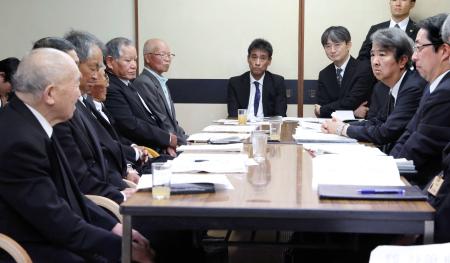 水俣病被害者団体と懇談する石原環境相（右手前から２人目）。左手前は松崎重光さん＝１日午前、熊本県水俣市（代表撮影）