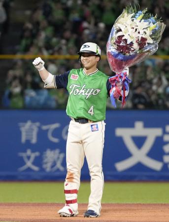 ７回、二塁打を放ちサイクル安打を達成、花束を手に喜ぶヤクルト・丸山和＝神宮
