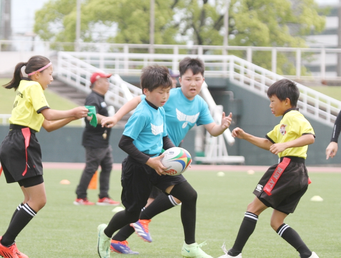 タグラグビーを楽しむ子どもたち