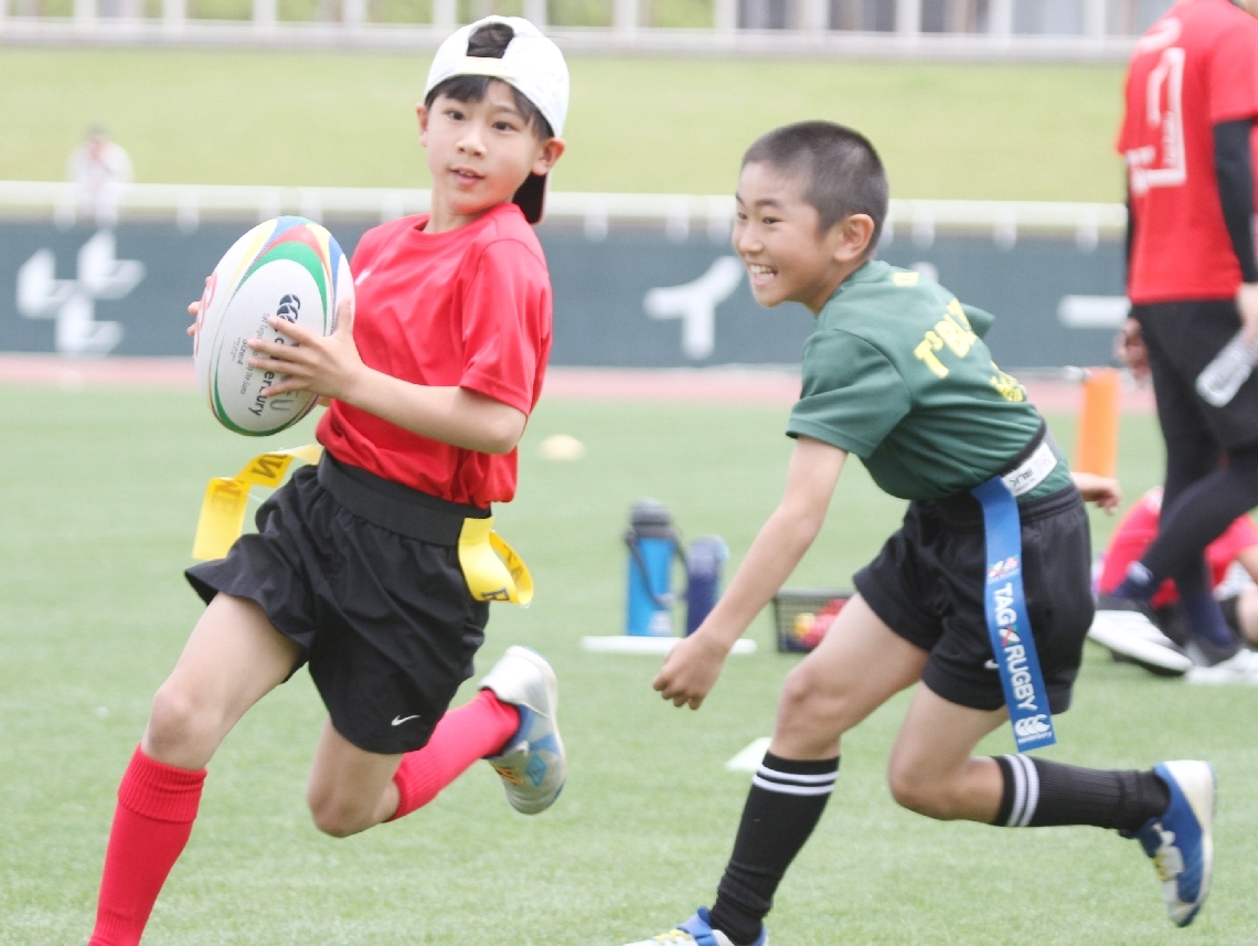 タグラグビーを楽しむ子どもたち