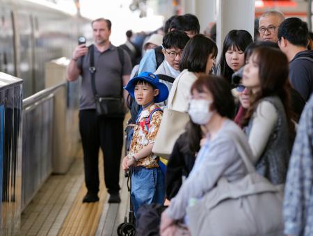 ゴールデンウイーク後半の５連休初日を迎え、子ども連れらで混雑するＪＲ新大阪駅の新幹線ホーム＝２日午前