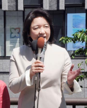 街頭演説する公明党の竹谷代表＝２日午前、東京都立川市