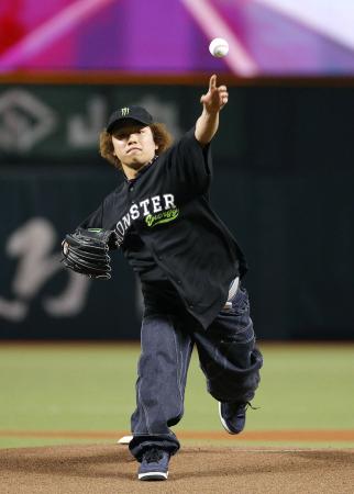 始球式を務める、ミラノ・コルティナ冬季五輪スノーボード銀メダリストの長谷川帝勝＝みずほペイペイドーム