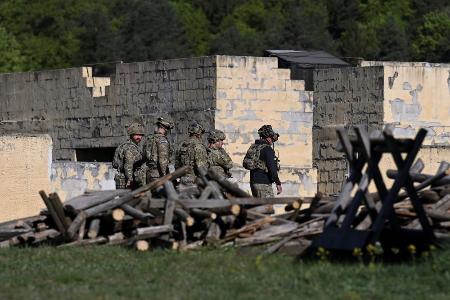 ドイツ南部の米軍施設の兵士ら＝４月３０日（ロイター＝共同）