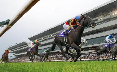 第１７３回天皇賞・春で優勝したクロワデュノール（手前）＝京都競馬場