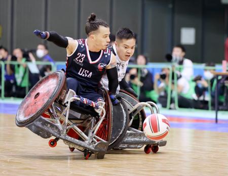 決勝の米国戦で競り合う橋本（右）＝千葉ポートアリーナ