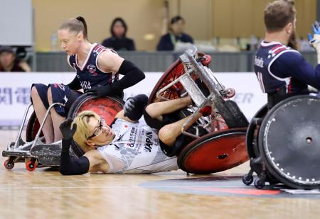 決勝の米国戦で転倒する池崎（中央）＝千葉ポートアリーナ