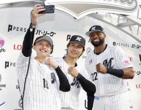 西武に大勝し、笑顔で自撮りするロッテの（左から）毛利、藤原、ポランコ＝ＺＯＺＯマリン